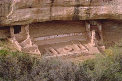 Überreste von Pueblo-Indianerwohnungen mit Eingang zu einer Kiva, gebaut im 11.-14. Jahrhundert (Detail) von Unbekannt Unbekannt